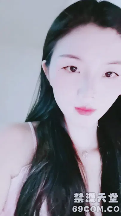 【国产主播】气质眼镜美女诱惑自拍，黑丝美腿与翘臀特写