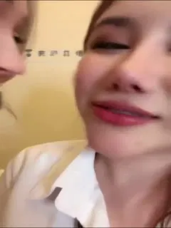 【吃瓜黑料】深圳处男门事件第4部：俩美女轮流吐口水，小男生瑟瑟发抖不敢反抗