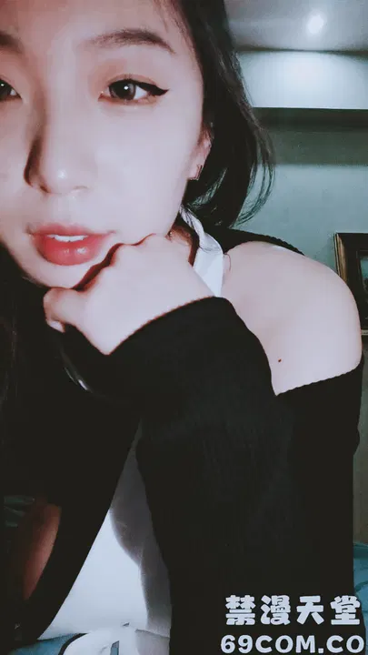 【国产主播】舌钉女神初下海！专业脱衣舞秀顶级美腿包臀裙，翘臀扭腰真不错