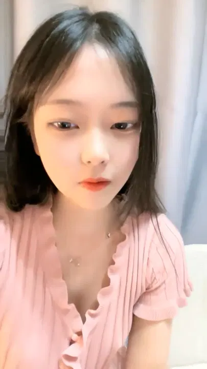 【自拍偷拍】甜美少女温柔收费秀，脱裤露嫩穴道具磨蹭插入