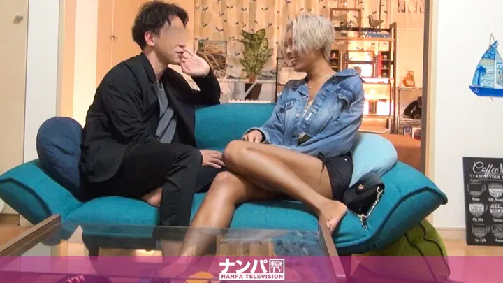 【制服诱惑】身经百战的搭讪高手，在炮房偷拍带回性爱，并与朋友共享炮友