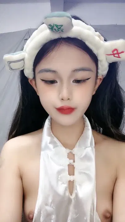 【自拍偷拍】娇小呆萌美少女，开档黑丝摆弄各种姿势