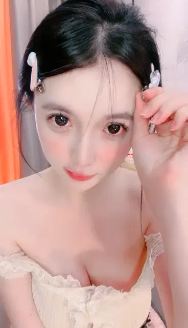 【国产主播】极品尤物网红女神，收费房身材展示，白丝美腿与爆乳诱惑