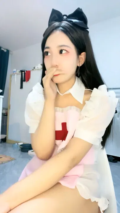 【国产主播】极品网红女仆装黑丝美腿，口爱骑乘后入收费房激情演绎