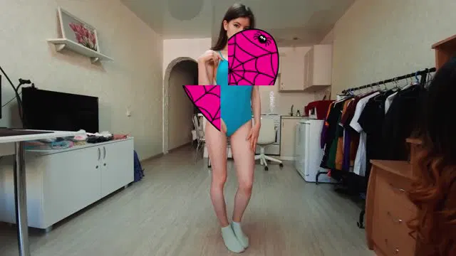 【欧美劲爆】娇小黑发少女紧身衣配袜，性感激情性爱