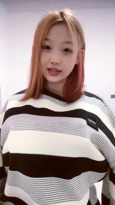 【国产主播】活泼甜美的高颜值00后美少女，直播脱衣扭腰摆臀，展示贫乳与多毛嫩穴