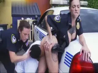 【欧美劲爆】女警白天在路边主动亲近黑人小伙